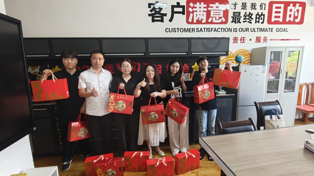 Maotong, Dragon Boat Festivalini kutluyor