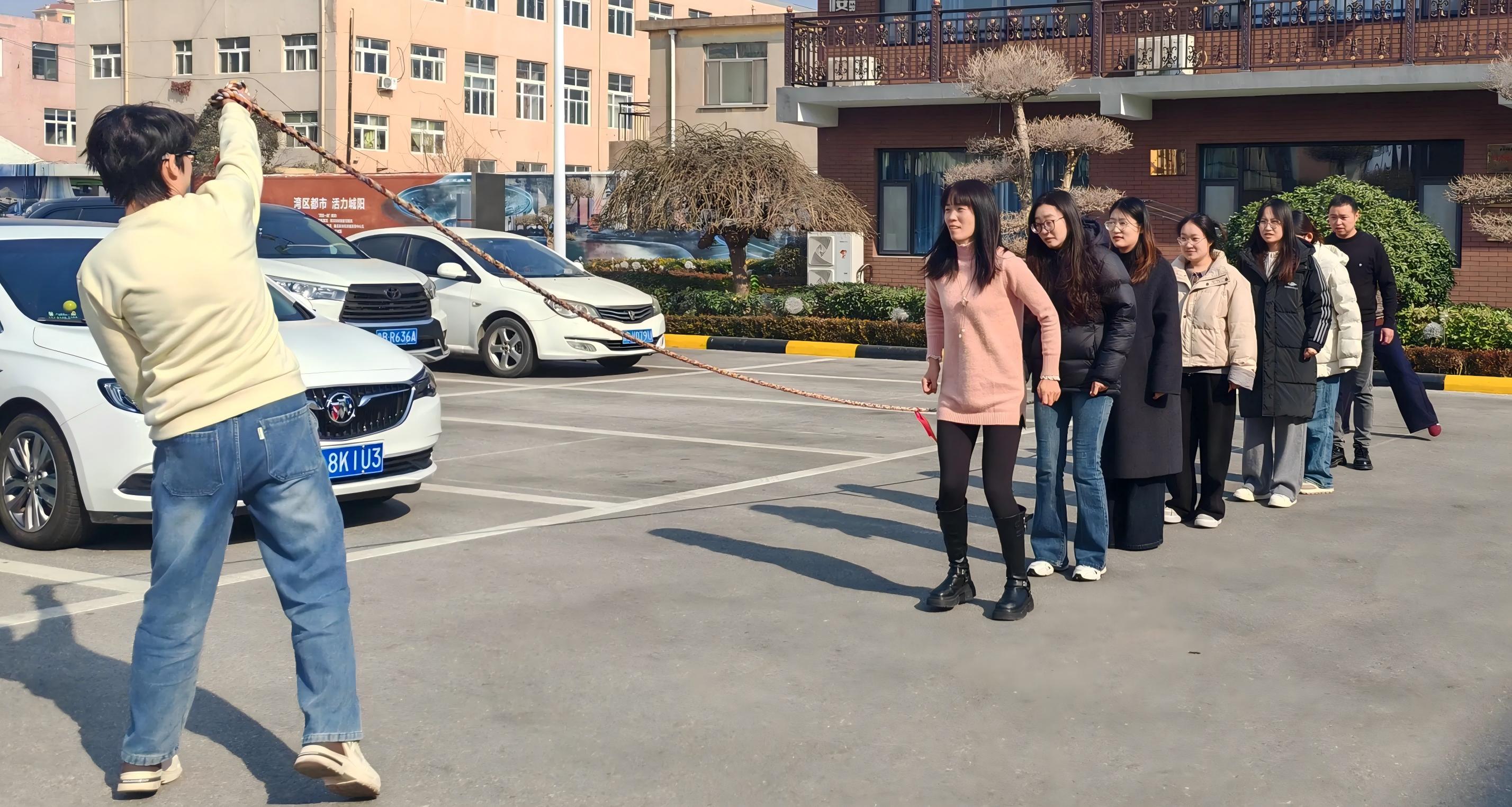 Maotong Eğlenceli Halat Çekme ve İp Atlama Yapıyor